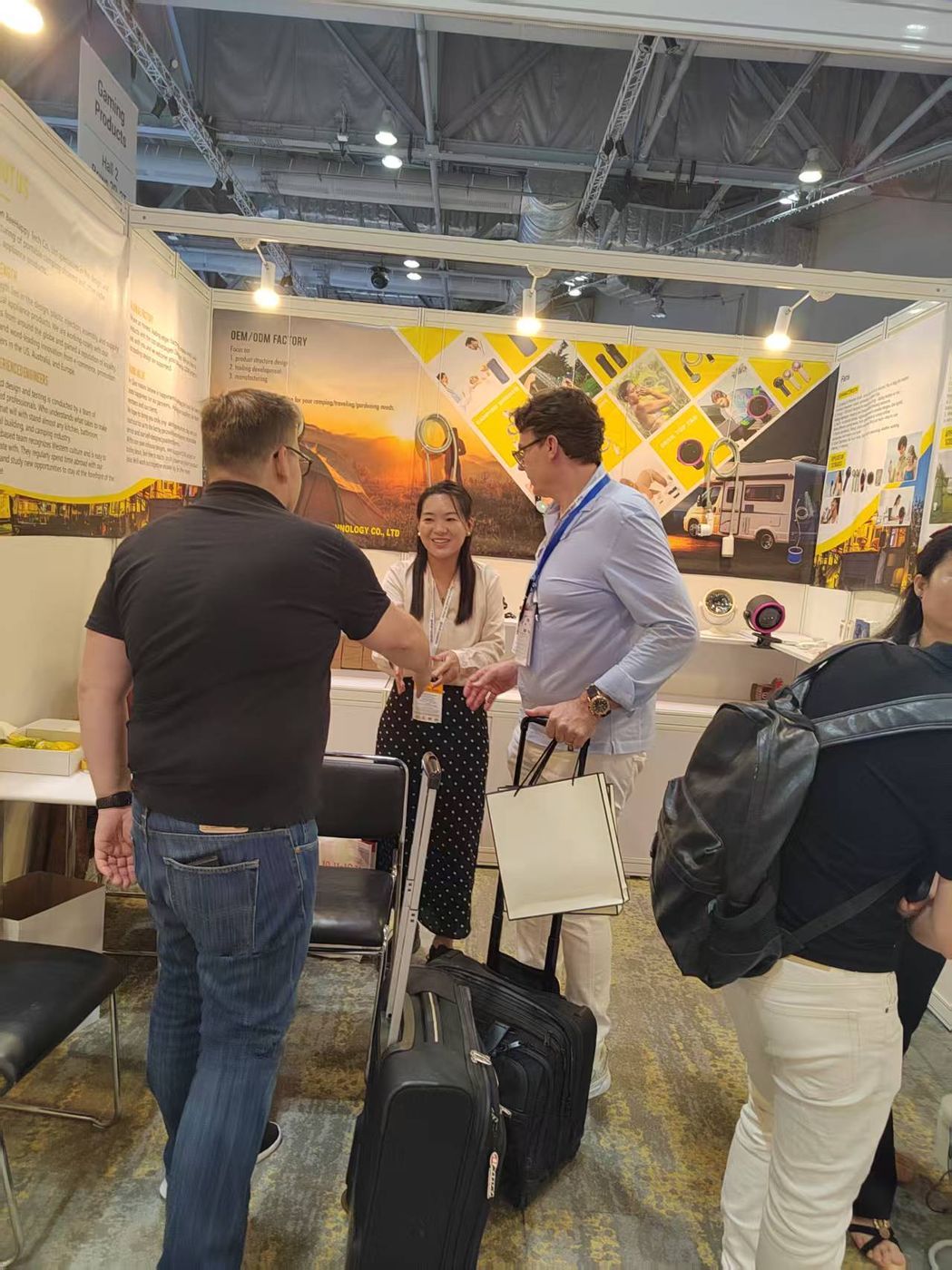 BeeHappy team meeting with overseas partner at exhibition