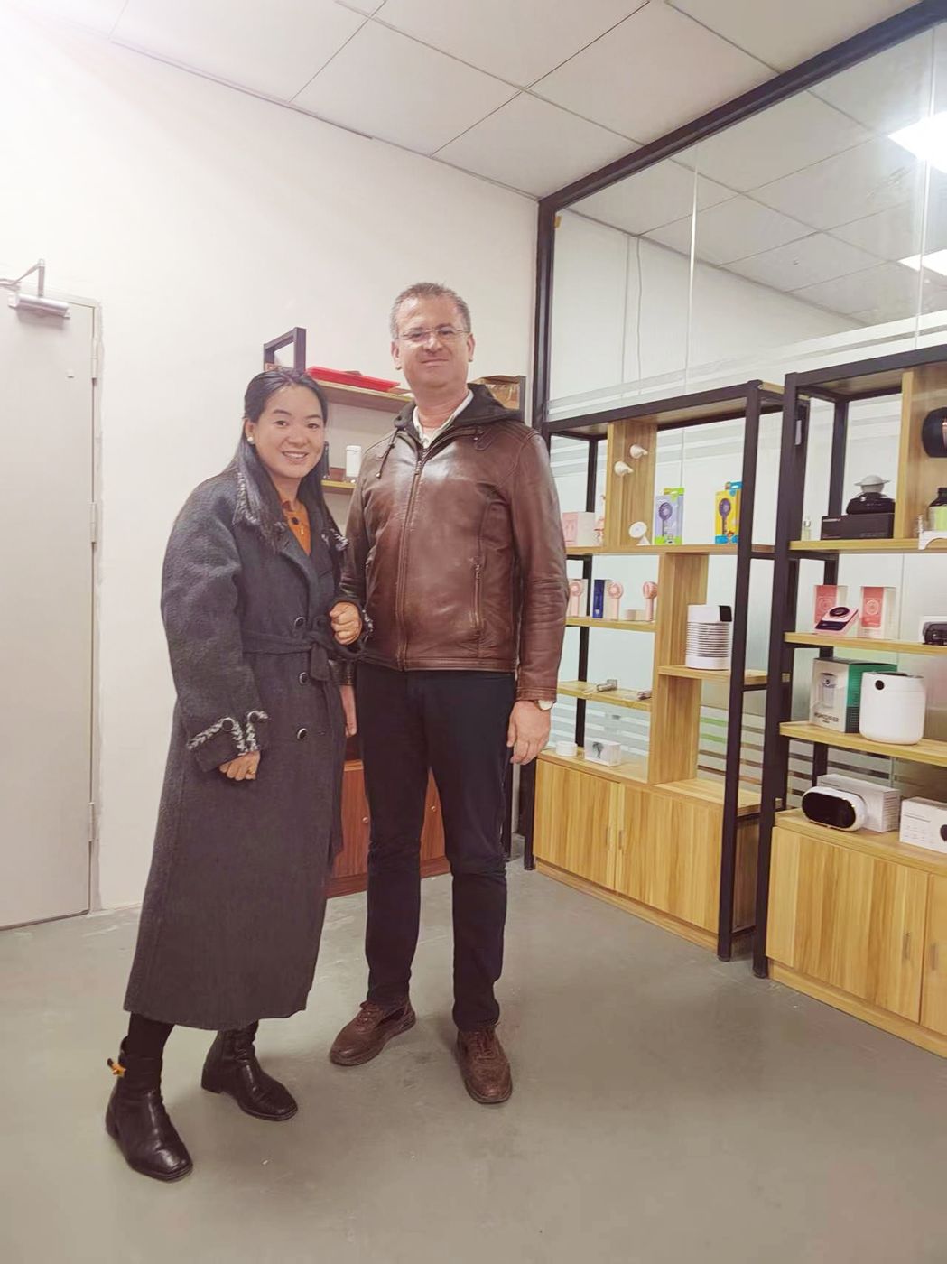 BeeHappy showroom with client